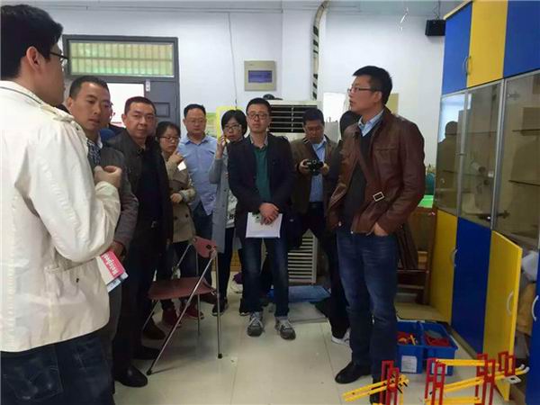 金牛现代教育技术领头人看上海-2-600.jpg 金牛现代教育技术领头人看上海-2-600.jpg