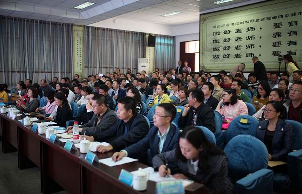 成都市数字校园工作现场会在华阳实验小学召开-5-600.jpg 成都市数字校园工作现场会在华阳实验小学召开-5-600.jpg