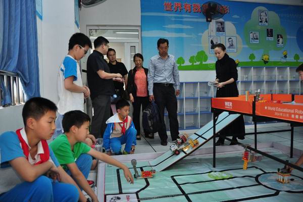 泡桐树小学教育信息化试点校验收-7-600机器人创新课程实验室.jpg 泡桐树小学教育信息化试点校验收-7-600机器人创新课程实验室.jpg