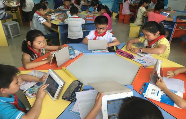 学生操作1.jpg 学生操作1.jpg