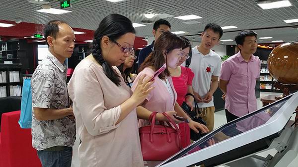 锦江区电教馆组织图书管理员参观武侯区公共图书馆-2-600.jpg 锦江区电教馆组织图书管理员参观武侯区公共图书馆-2-600.jpg