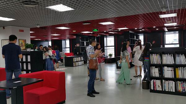 锦江区电教馆组织图书管理员参观武侯区公共图书馆-3-600.jpg 锦江区电教馆组织图书管理员参观武侯区公共图书馆-3-600.jpg