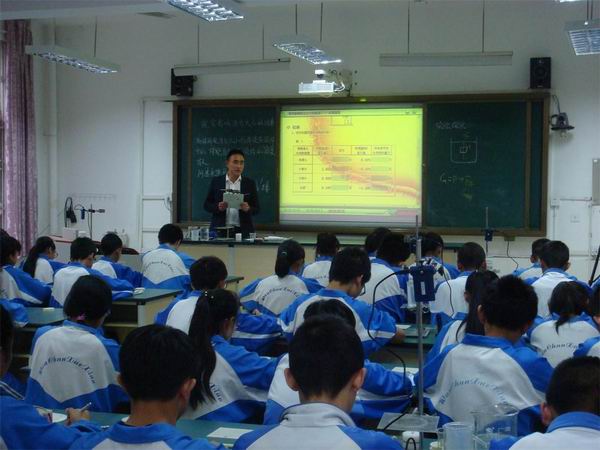 温江区“数字化实验室应用研讨活动”在万春学校举行-1-600.jpg 温江区“数字化实验室应用研讨活动”在万春学校举行-1-600.jpg