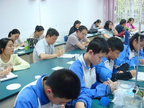 温江区“数字化实验室应用研讨活动”在万春学校举行-2-600.jpg 温江区“数字化实验室应用研讨活动”在万春学校举行-2-600.jpg