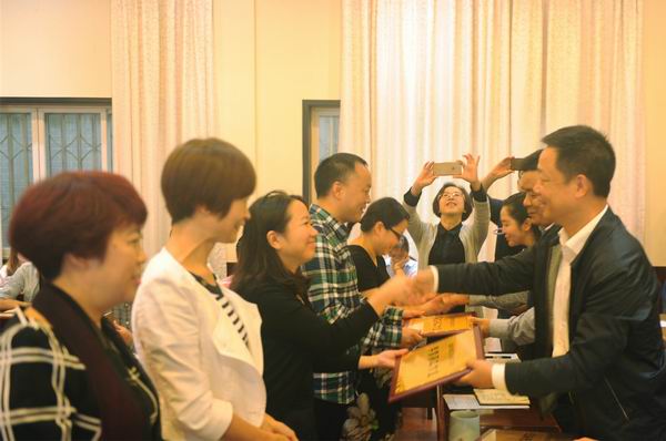 锦江区隆重召开信息化名师工作室命名暨研讨会-1-600.jpg 锦江区隆重召开信息化名师工作室命名暨研讨会-1-600.jpg