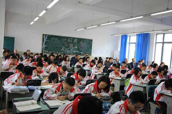 崇州市2016年秋季教育信息化工作会-03-600.jpg 崇州市2016年秋季教育信息化工作会-03-600.jpg