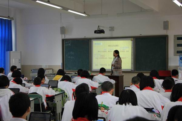 崇州市2016年秋季教育信息化工作会-06-600.jpg 崇州市2016年秋季教育信息化工作会-06-600.jpg