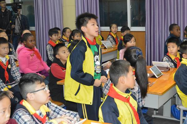 蒲江县实验外国语小学开展“智慧课堂”体验活动-3-600.jpg 蒲江县实验外国语小学开展“智慧课堂”体验活动-3-600.jpg