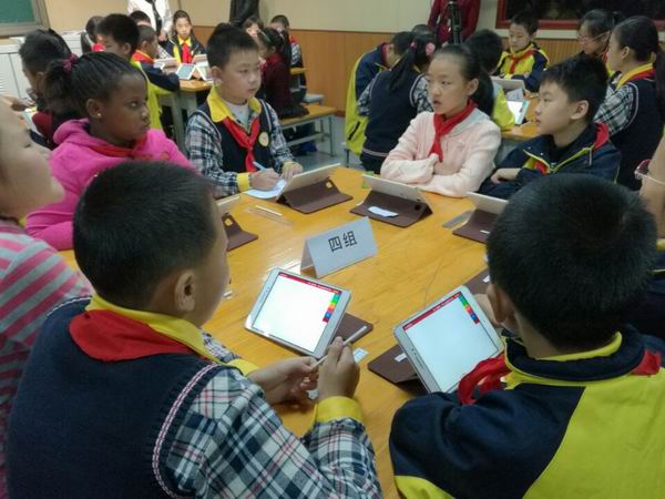 蒲江县实验外国语小学开展“智慧课堂”体验活动-4-600.jpg 蒲江县实验外国语小学开展“智慧课堂”体验活动-4-600.jpg