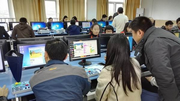 武侯区举行创客教育(中学)课程培训会-1-600.jpg 武侯区举行创客教育(中学)课程培训会-1-600.jpg