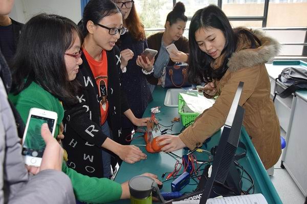 川大附中顺利承办2016年数字化理科实验室及高中新仪器应用培训-2-600.jpg 川大附中顺利承办2016年数字化理科实验室及高中新仪器应用培训-2-600.jpg