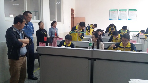 实验操作.jpg 实验操作.jpg