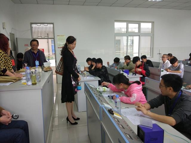 巡视物理考室2.jpg 巡视物理考室2.jpg