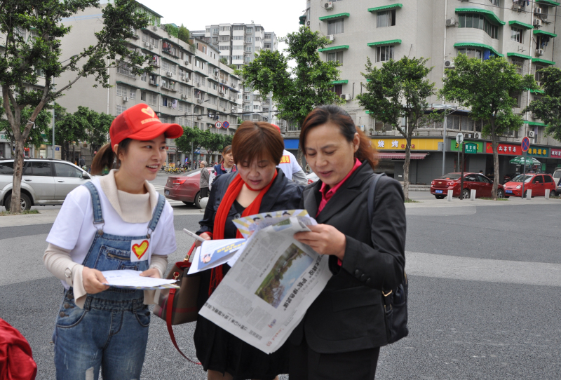 百名青年进社区 服务民生见行动——武侯区开展生源地信用助学贷款政策宣传活动1_编辑.jpg 百名青年进社区 服务民生见行动——武侯区开展生源地信用助学贷款政策宣传活动1_编辑.jpg