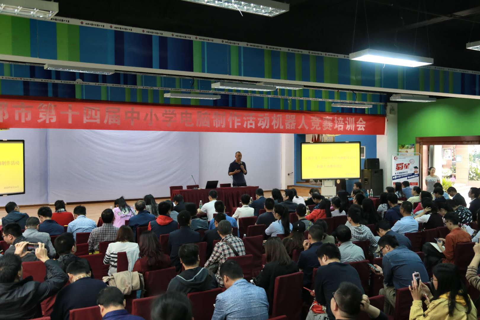 机器人.jpg 机器人.jpg