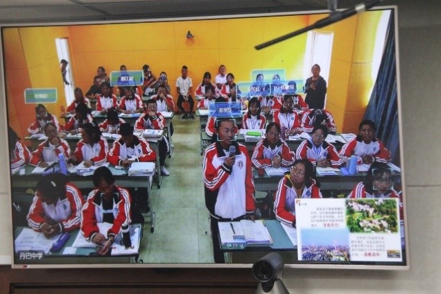 前端远端精匹配 授课学习全互动——成华打造智慧教育网络远程教育扶智援藏新模式-照片2.jpg 前端远端精匹配 授课学习全互动——成华打造智慧教育网络远程教育扶智援藏新模式-照片2.jpg