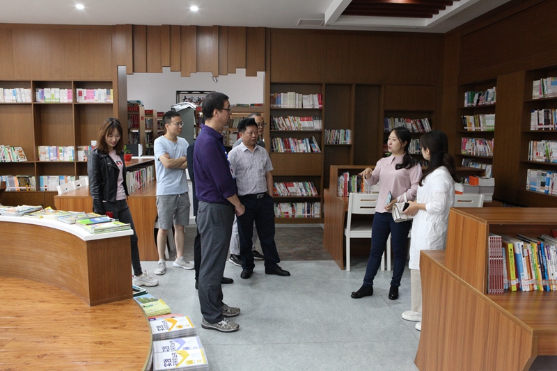 成都市教育技术装备管理中心调研青白江区校园图书管理工作-照片1.jpg 成都市教育技术装备管理中心调研青白江区校园图书管理工作-照片1.jpg