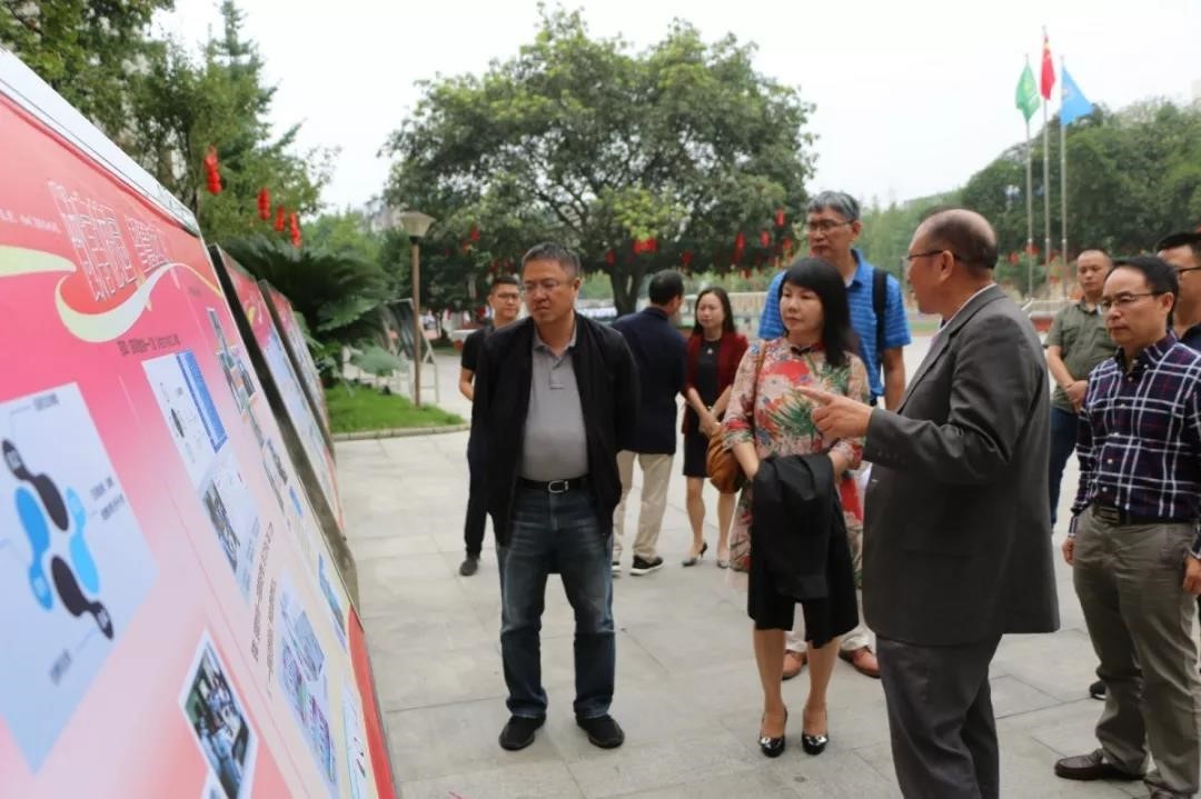 中央电化教育馆专家组到成都市调研教育信息化教学应用工作 照片2.jpg 中央电化教育馆专家组到成都市调研教育信息化教学应用工作 照片2.jpg