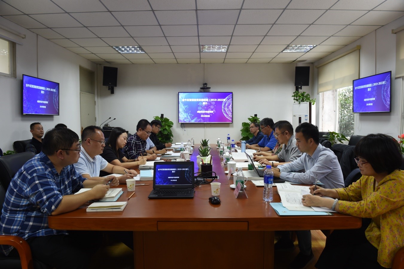 中央电化教育馆专家组莅临金牛区教育局指导工作 照片2.jpg 中央电化教育馆专家组莅临金牛区教育局指导工作 照片2.jpg