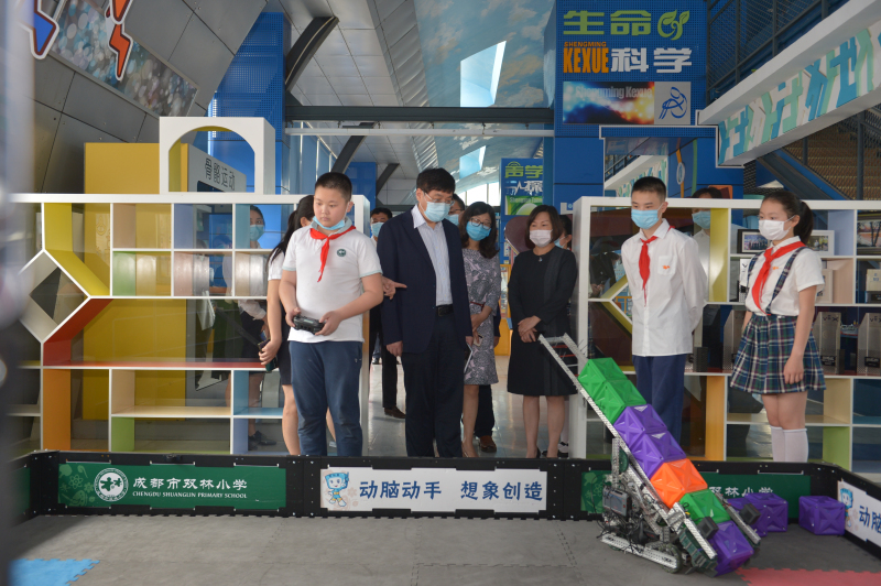 四川省教育厅领导莅临成华区专题调研智慧教育工作照片 -1.jpg 四川省教育厅领导莅临成华区专题调研智慧教育工作照片 -1.jpg